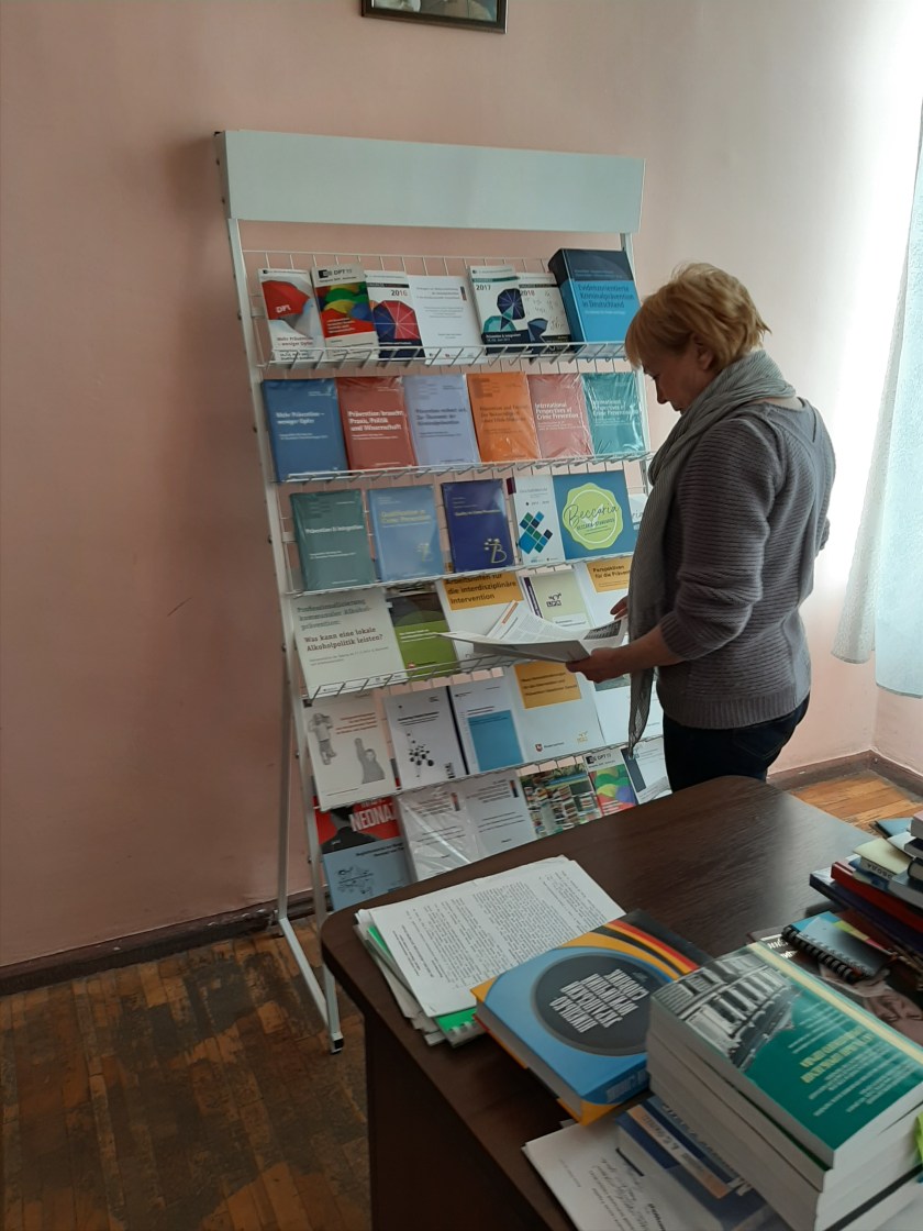 Доц. В.П. Самойлоська інспектує тематику книг від проф. Е. Маркса