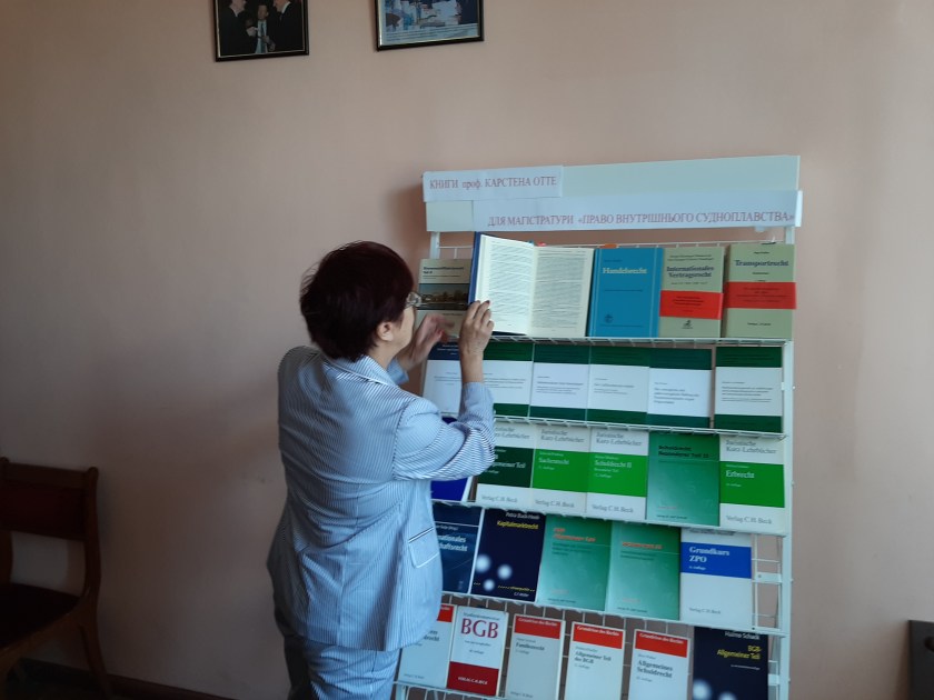 Доцент Г.Й. Пузанова веде пошук у Торовому кодексі ФРН