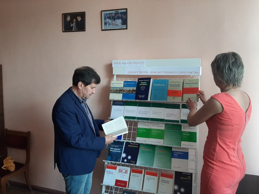 Корисні книги також для кафедри адмінстратимвного права