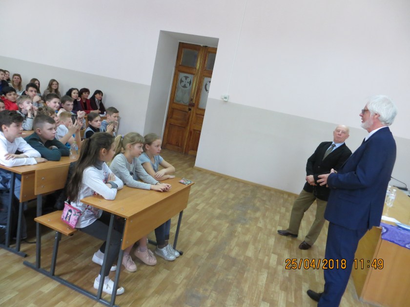 Проф. Е. Маркс відповідає школярам СШ №65