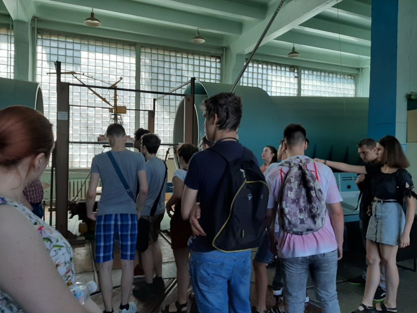 Учні економічного коледжу оглядають гідродинамічну установку в ОНМУ