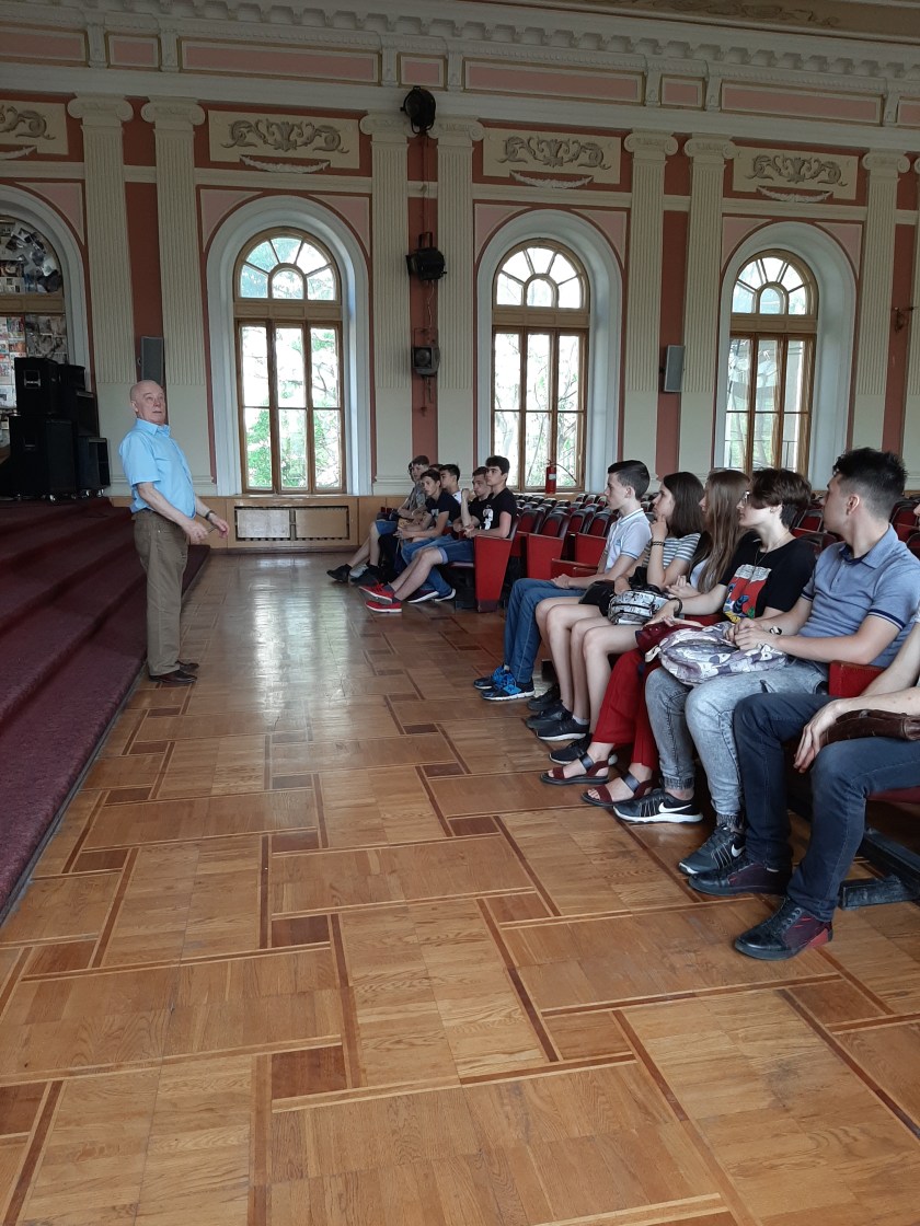 Учні економічного колежду знайомляться з актовою залою ОНМУ