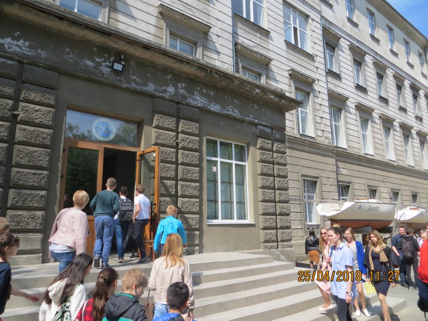 Школярі СШ №65 заходять в ОНМУ